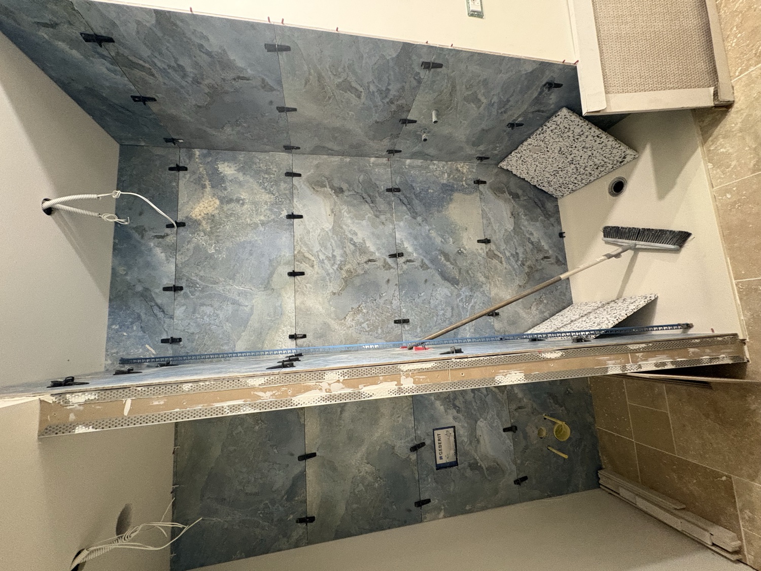Badkamer bekleed met blauwe natuursteen