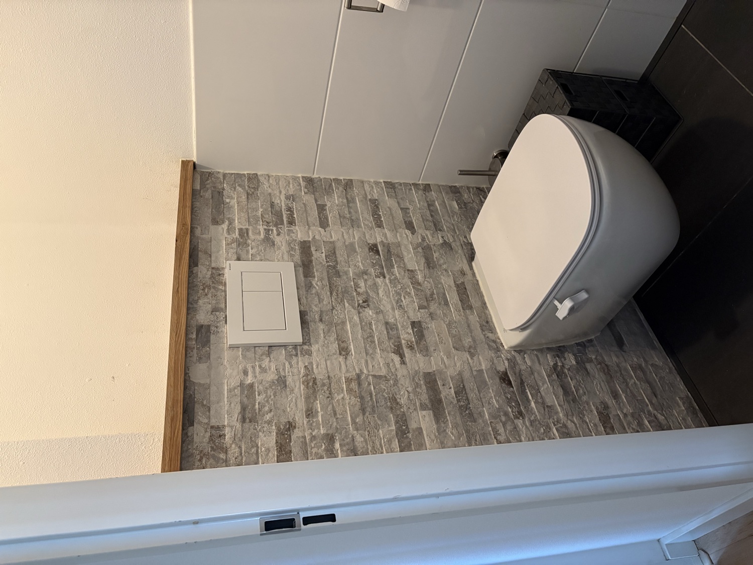 Toilet met steenstrips en eiken bovenplank