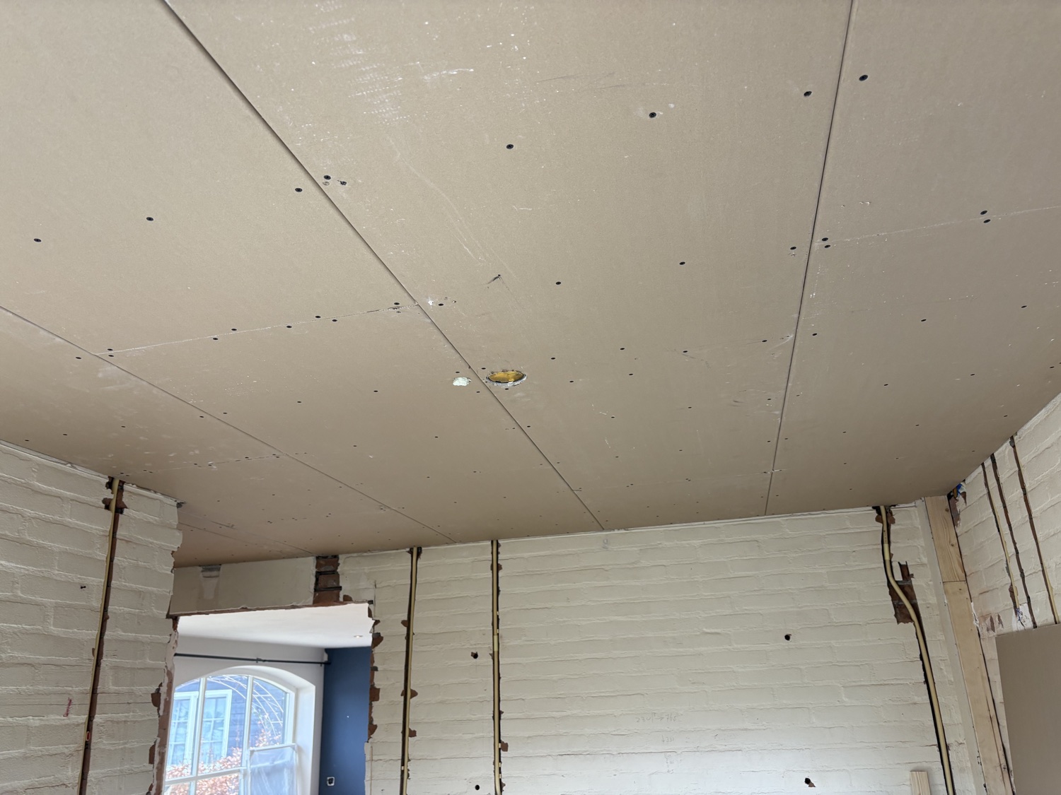 Nieuw gemonteerd gipsplaten plafond